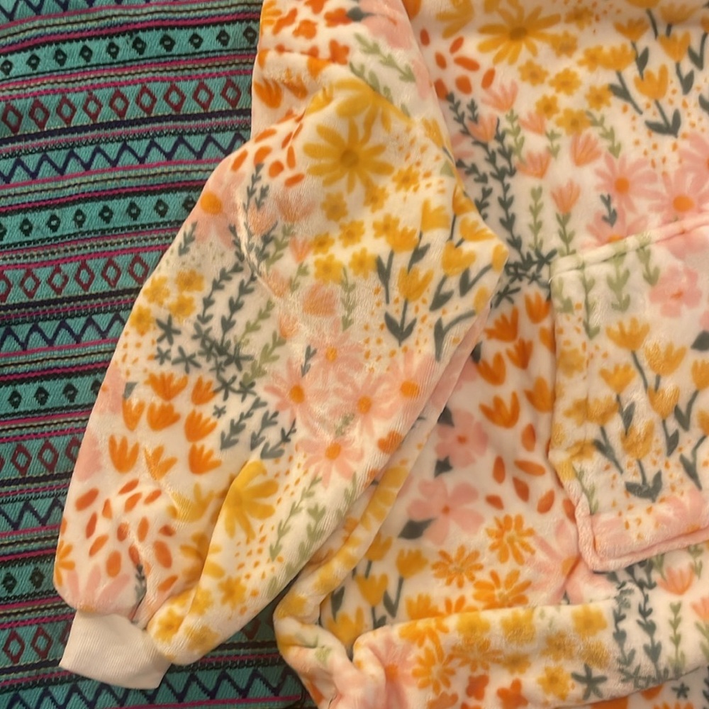 ✨NWT ✨ THROWSY in Wildflower ONE Size fits most super cute her tag fell off 🫠 - Picture 7 of 9